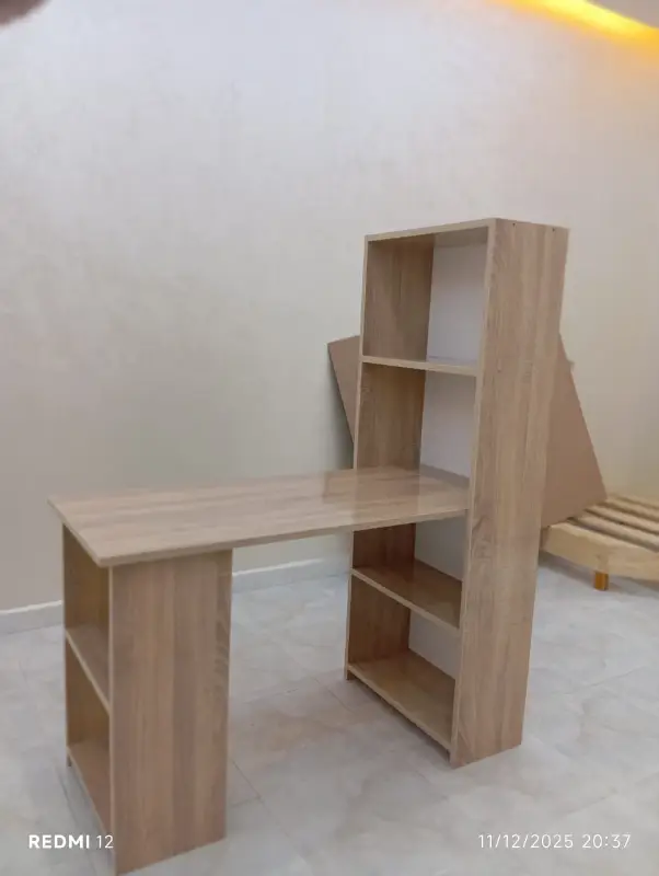 مكتب خشبي عصري مع رفوف جانبية – تصميم عملي