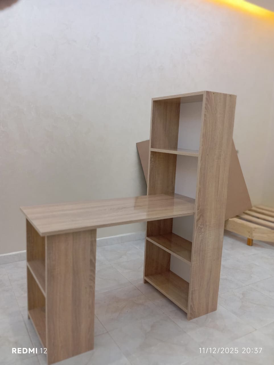 مكتب خشبي عصري مع رفوف جانبية – تصميم عملي
